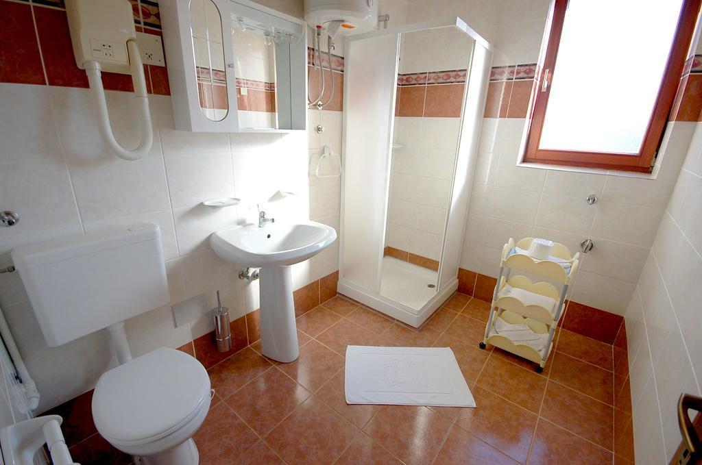 Apartment Zlatica By El-Pi Tours Malinska Bagian luar foto